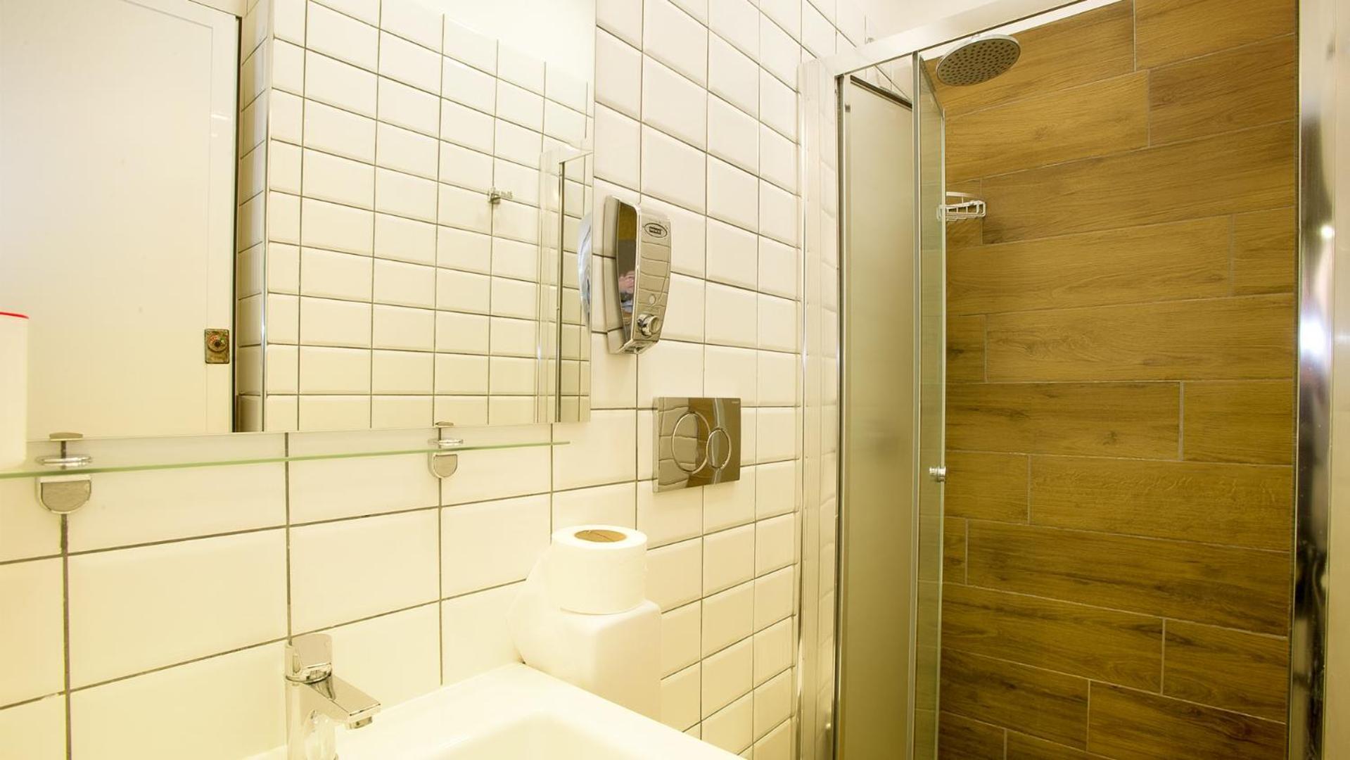 Posto Letto in Dormitorio Misto con 8 Letti